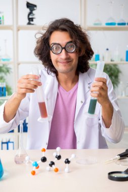 Laboratuvarda çalışan komik erkek kimyager.