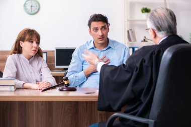 Boşanma konseptinde genç bir çift