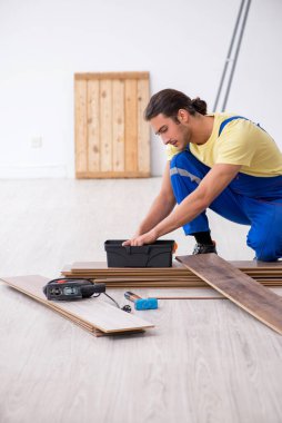 İçeride çalışan genç bir erkek müteahhit.