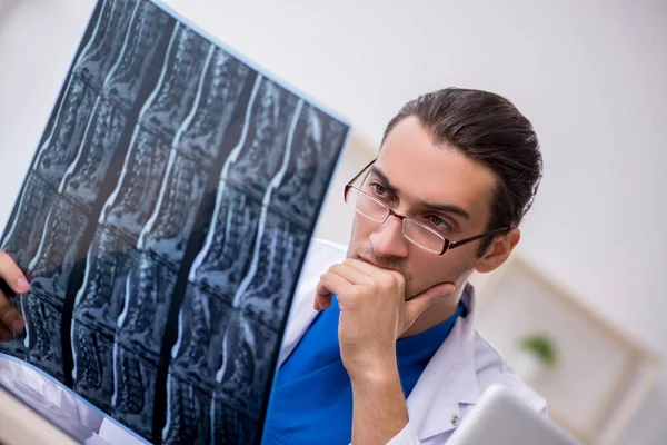 Joven médico masculino que trabaja en la clínica — Foto de Stock