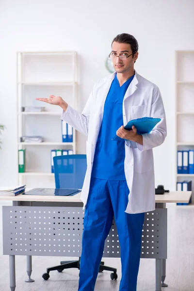 Jeune homme médecin travaillant à la clinique — Photo