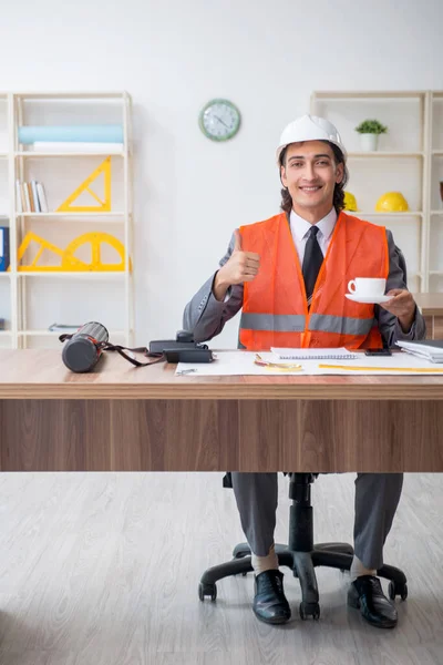 Jovem arquiteto masculino que trabalha no escritório — Fotografia de Stock