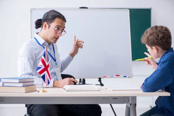 Maschio inglese insegnante e ragazzo in classe — Foto Stock