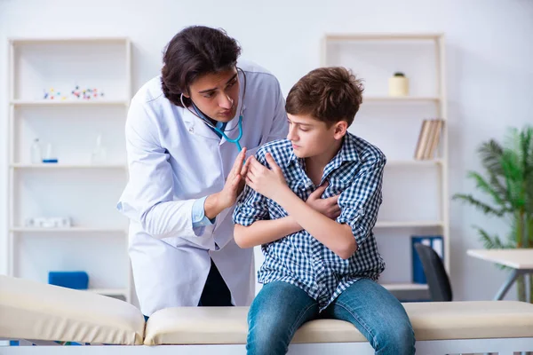 Arzt untersucht Jungen mit Stethoskop — Stockfoto