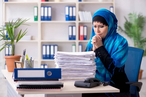 Vrouwelijke werknemer in hijab op kantoor — Stockfoto