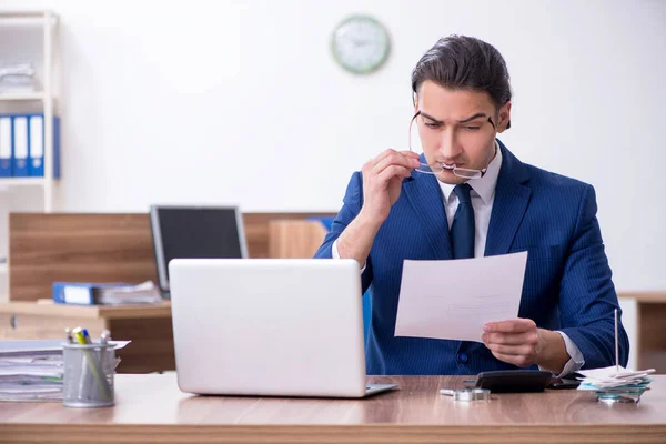 Giovane uomo d'affari che lavora in ufficio — Foto Stock