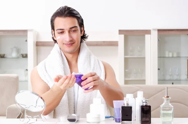 Young handsome man in the bathroom — Stock Photo, Image