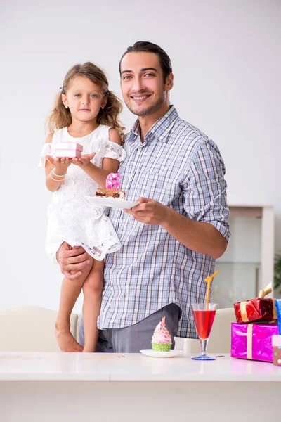 Padre celebrando cumpleaños con su hija — Foto de Stock