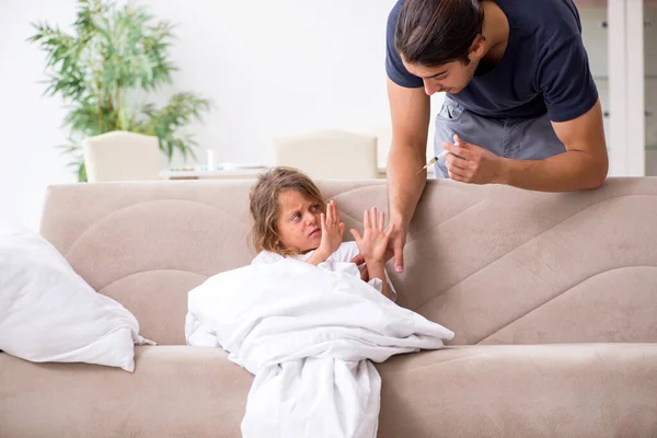 Vater kümmert sich um seine kranke Tochter — Stockfoto