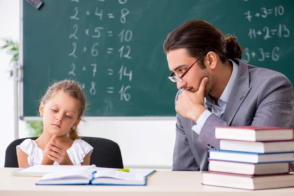 Leraar met jong meisje in de klas — Stockfoto