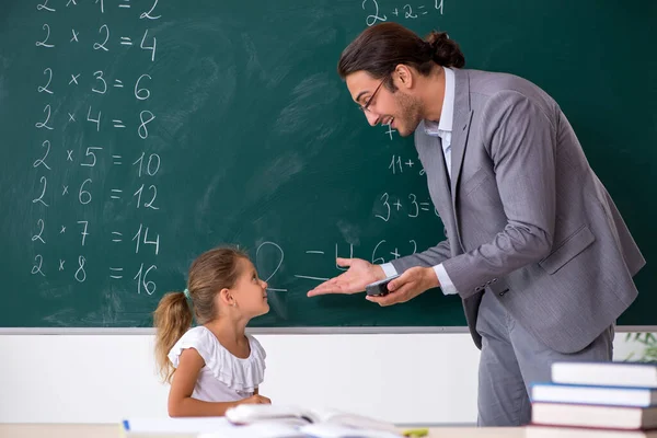 Δάσκαλος με νεαρή κοπέλα στην τάξη — Φωτογραφία Αρχείου