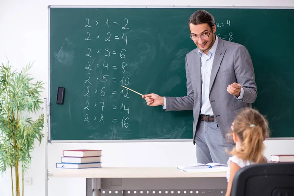 Leraar met jong meisje in de klas — Stockfoto