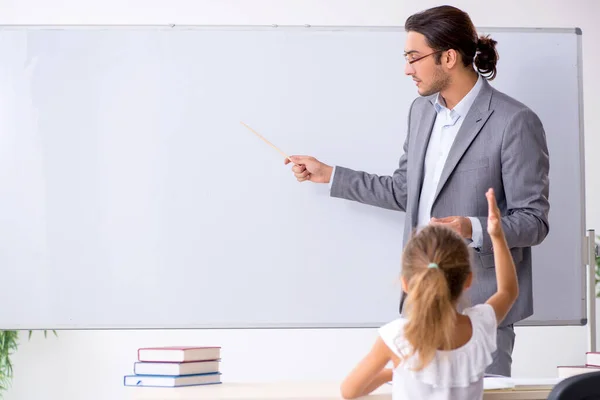 Teacher with young girl in the classroom — Stock Photo, Image