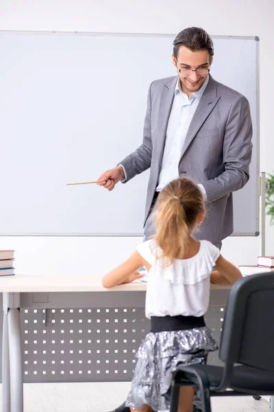 Leraar met jong meisje in de klas — Stockfoto