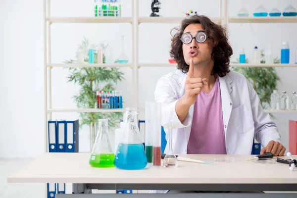 Químico masculino engraçado trabalhando no laboratório — Fotografia de Stock