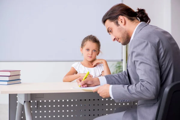 Lehrer mit jungem Mädchen im Klassenzimmer — Stockfoto