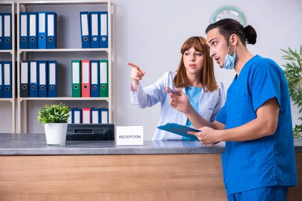 Hastanedeki resepsiyonda çalışan iki doktor. — Stok fotoğraf