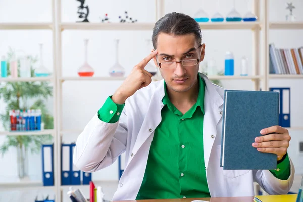 Jonge mannelijke scheikundige leraar in het lab — Stockfoto