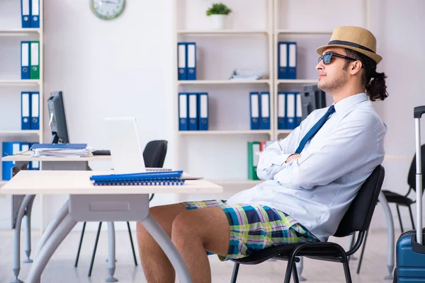 Jeune employé s'échappant pour des vacances d'été — Photo