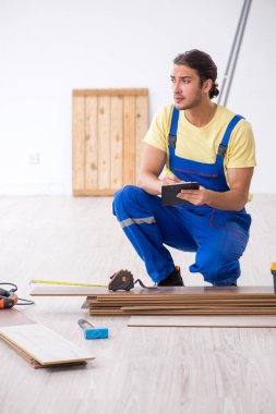 İçeride çalışan genç bir erkek müteahhit.