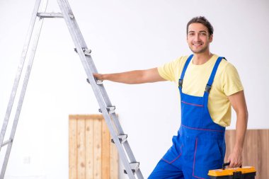 İçeride çalışan genç bir erkek müteahhit.