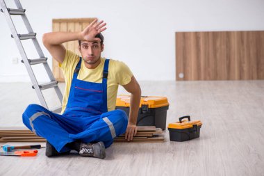 İçeride çalışan genç bir erkek müteahhit.