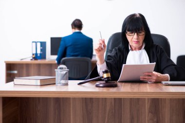 Genç stajyer yargıçtan tavsiye istiyor.