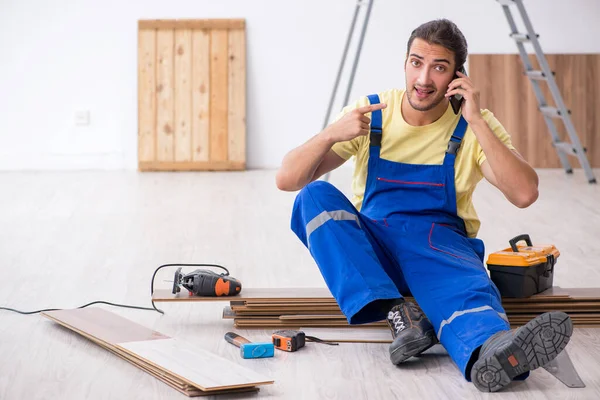 Junger männlicher Bauunternehmer arbeitet in Innenräumen — Stockfoto