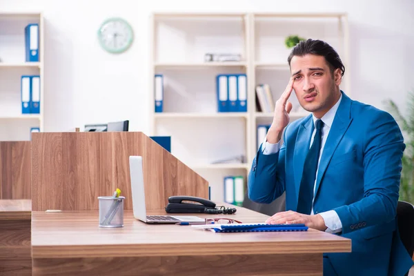 Jeune homme d'affaires beau assis dans le bureau — Photo