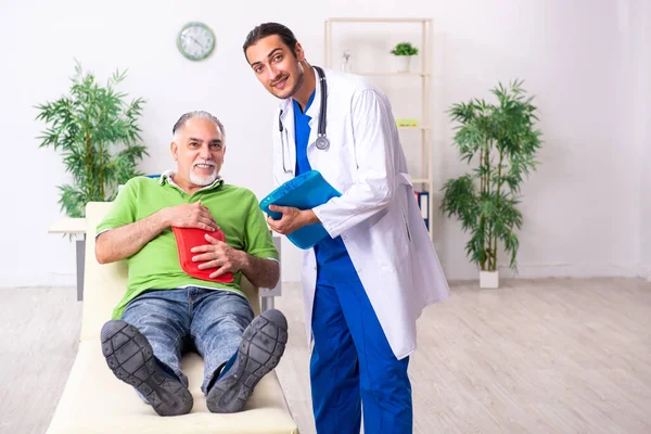 Gamle man besöker ung manlig läkare gastroenterolog — Stockfoto