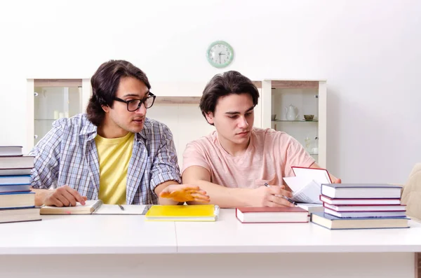 Dos estudiantes varones preparándose para los exámenes en casa — Foto de Stock