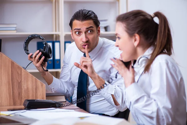 Operatori di call center che lavorano in ufficio — Foto Stock