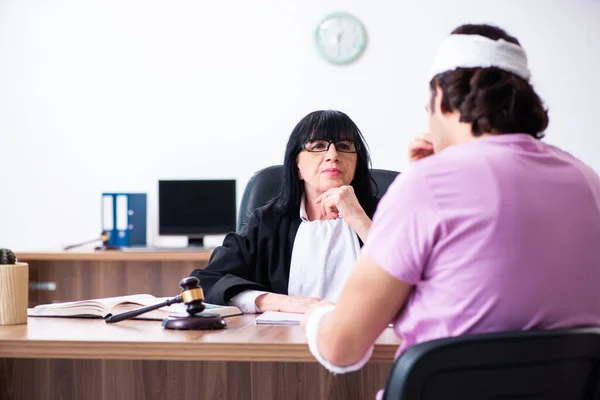 Disabili uomo consulenza giudice per il contenzioso danni — Foto Stock