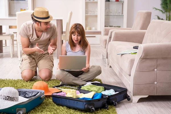 Pareja joven preparándose para el viaje —  Fotos de Stock