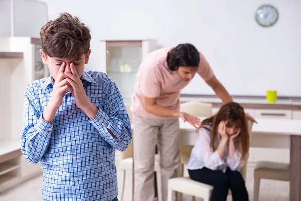 Conflitto familiare con marito, moglie e figlio — Foto Stock