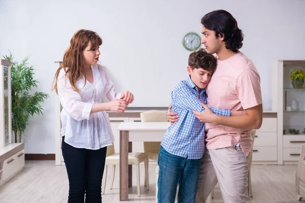Familjekonflikt med make och maka och barn — Stockfoto