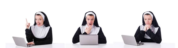 Nun werkt aan laptop - religieus concept — Stockfoto