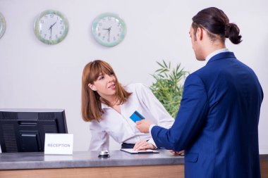 Otel resepsiyonundaki genç işadamı