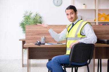 Ofiste çalışan genç erkek mimar.