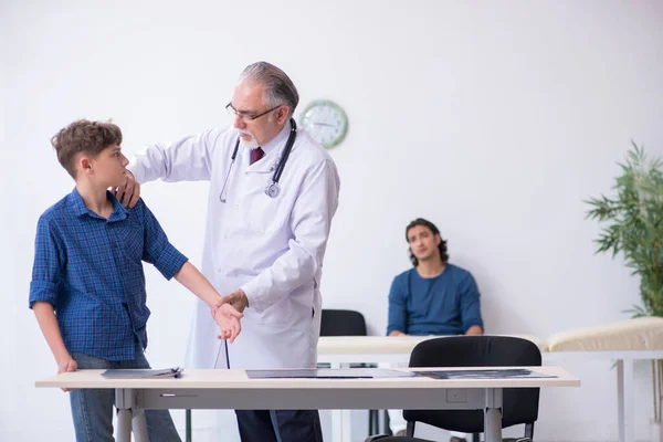 Genç çocuk hastanede doktoru ziyaret ediyor. — Stok fotoğraf