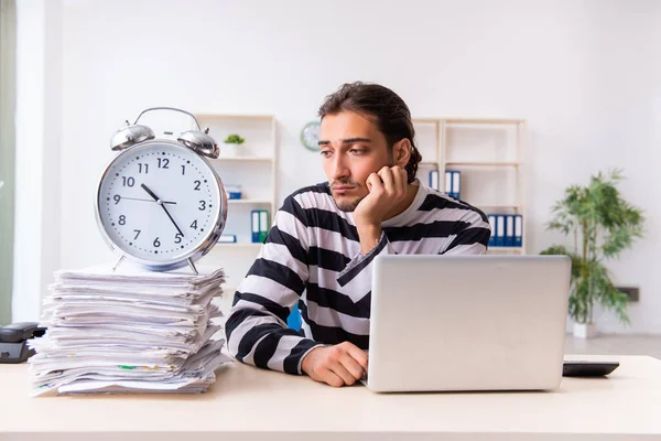 Junge Angestellte fühlen sich wie Gefangene bei der Arbeit — Stockfoto