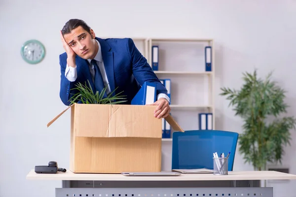 Junge Mitarbeiter werden entlassen — Stockfoto