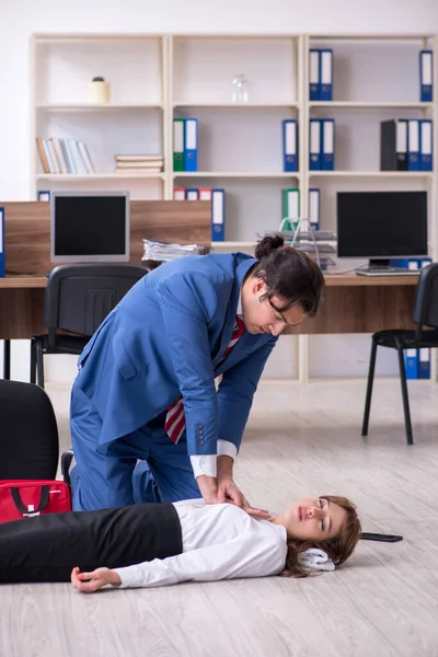 Jeune employé souffrant au bureau — Photo