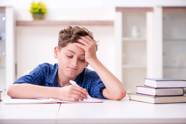 Criança se preparando para a escola em casa — Fotografia de Stock