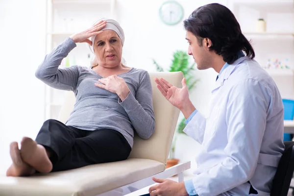 Giovane medico maschio e paziente oncologico femminile — Foto Stock