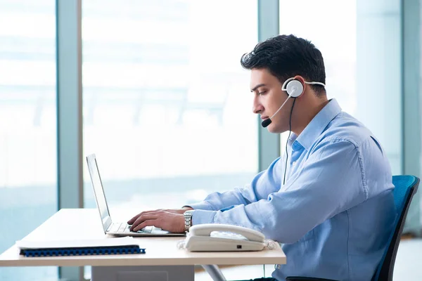 Mannelijke call-center operator in business concept — Stockfoto