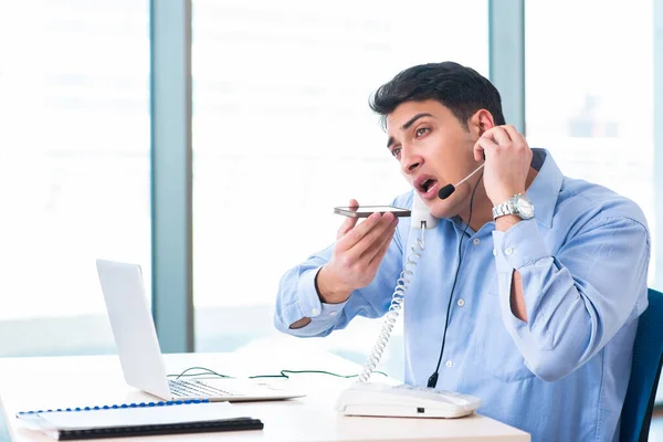 Operador de call center masculino no conceito de negócio — Fotografia de Stock