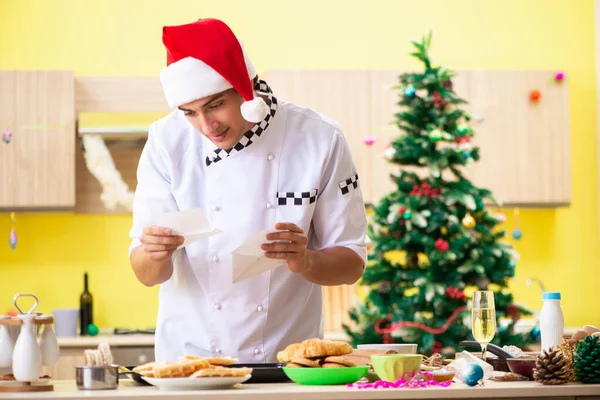 Jovem chef marido trabalhando na cozinha na véspera de Natal — Fotografia de Stock