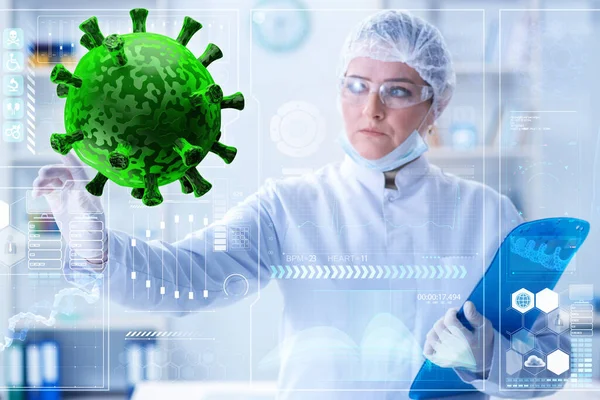 Arzt erforscht Coronavirus im Labor — Stockfoto