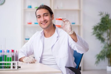 Laboratuvarda çalışan genç bir kimyager.